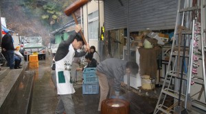 清水で餅つき