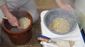豆をこねる