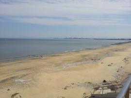 海からコンビナート遠景